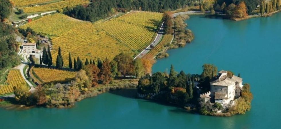Tra dorni e figuranti in maschera il Lago di Toblino finisce su Rai 1